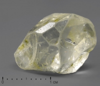 Топаз, кристалл в пластиковом боксе 1,5-2,5 см - «globural.ru» - Серов